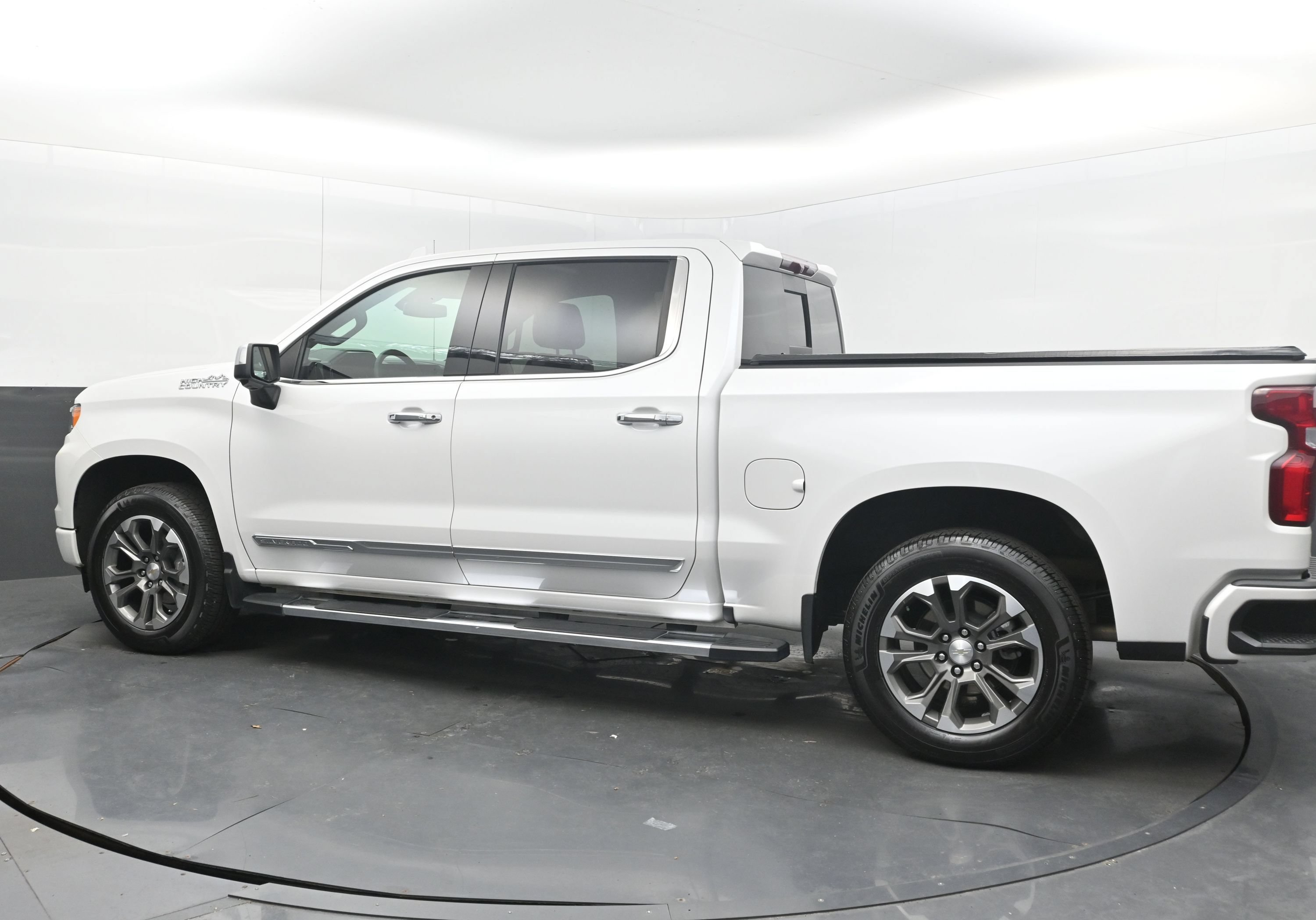 Used 2024 Chevrolet Silverado 1500 High Country w/ Z71 Off-Road Package AWD/4WD image 7