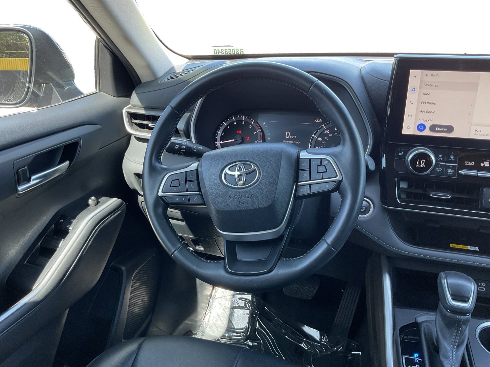 Used 2024 Toyota Highlander XLE FWD image 11