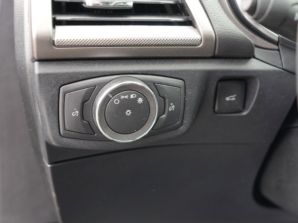Used 2020 Ford Fusion SE FWD image 17