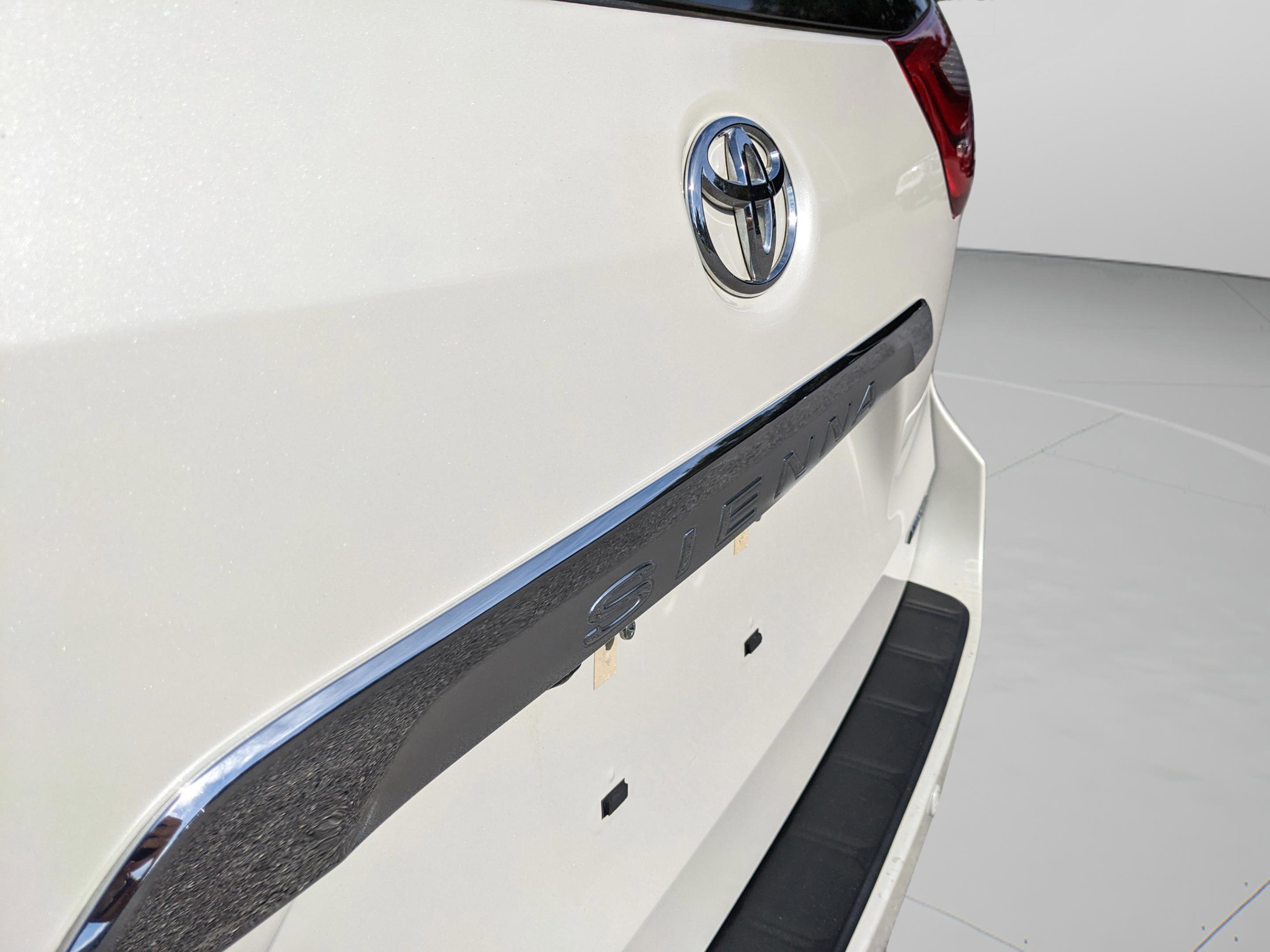 Used 2017 Toyota Sienna Limited image 14