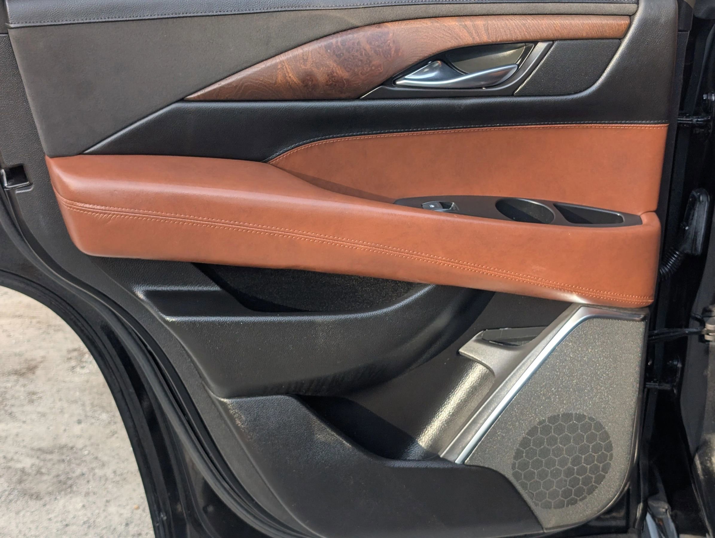 Used 2016 Cadillac Escalade Luxury image 39