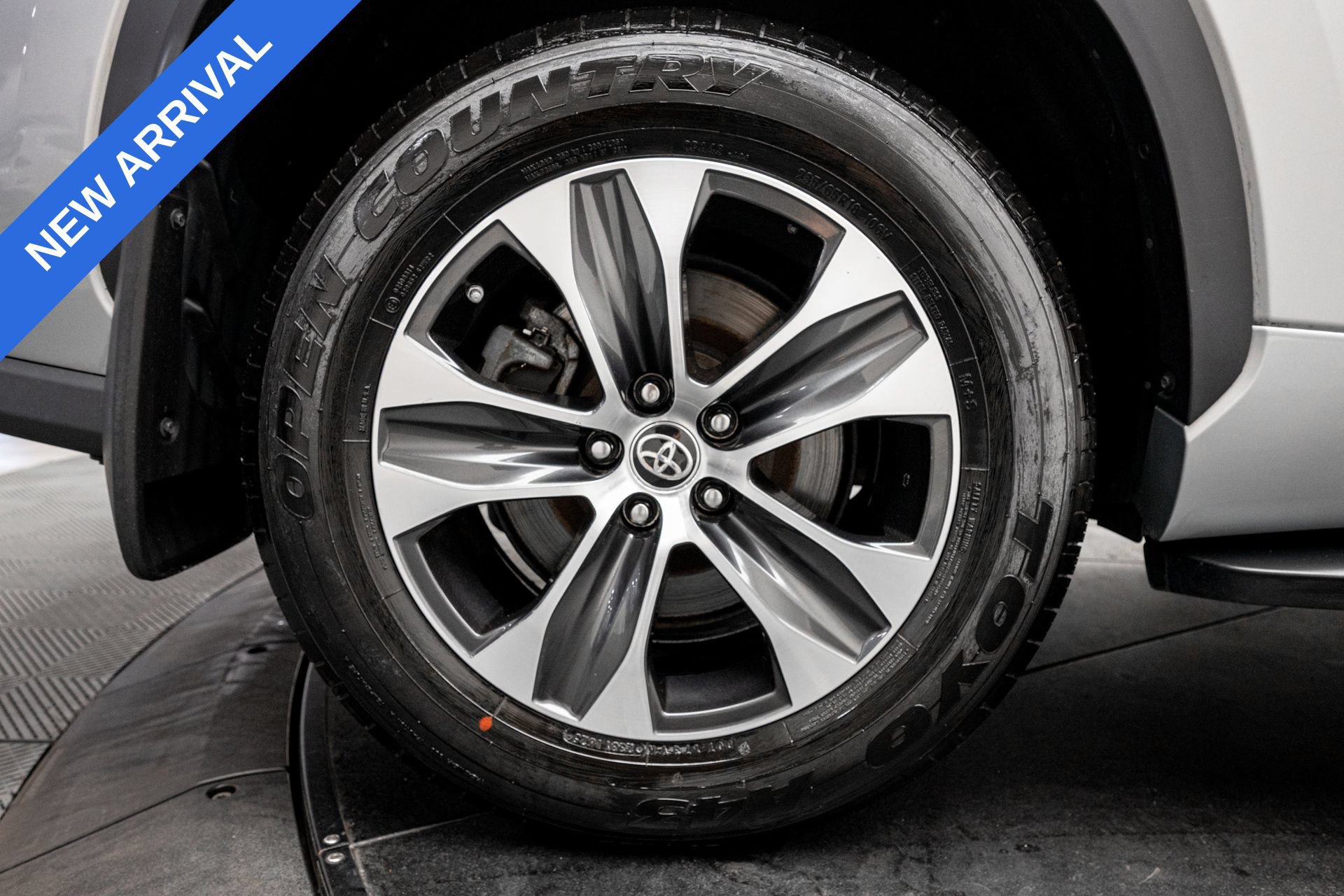 Used 2021 Toyota Highlander XLE AWD/4WD image 25
