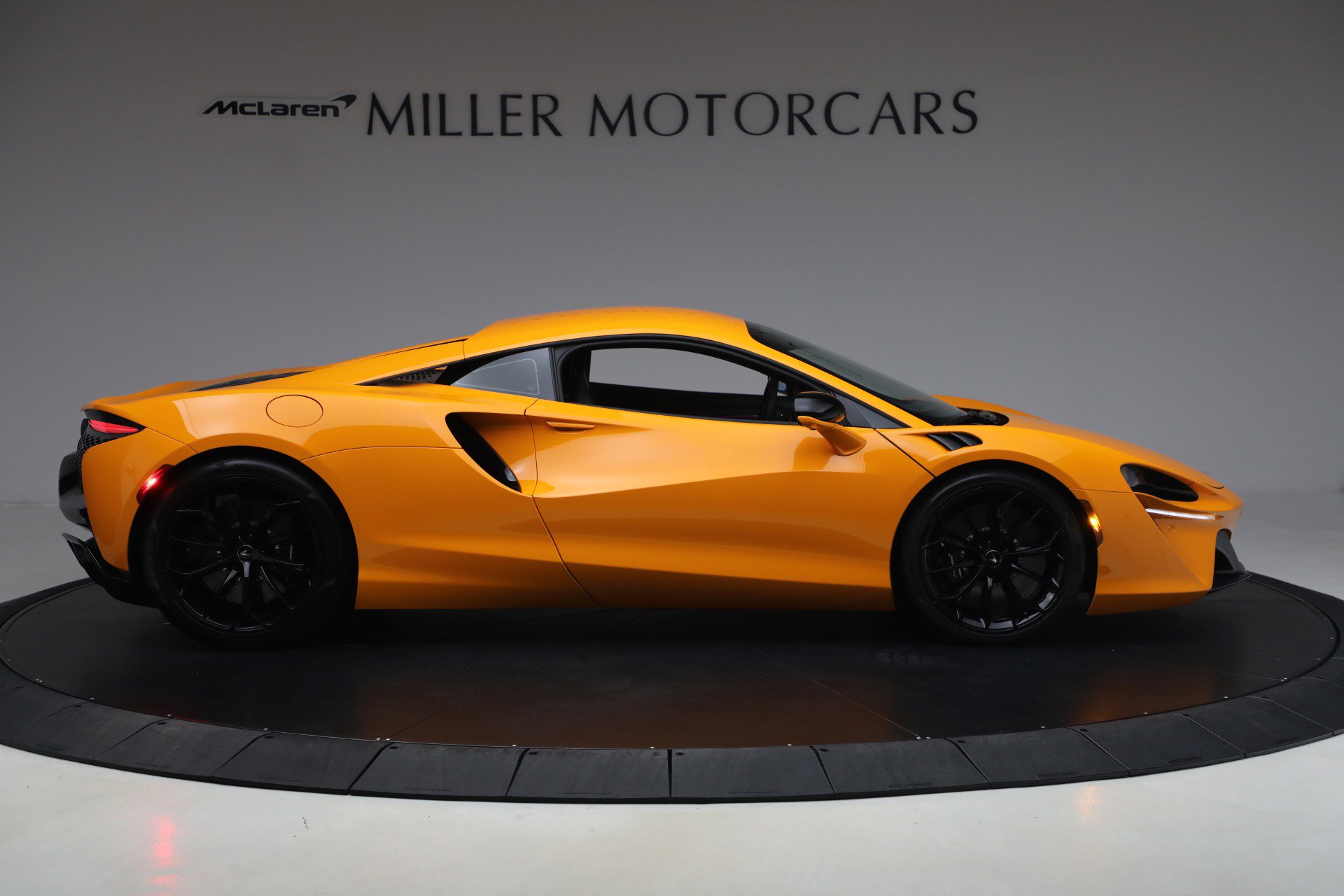 Used 2024 McLaren Artura image 9