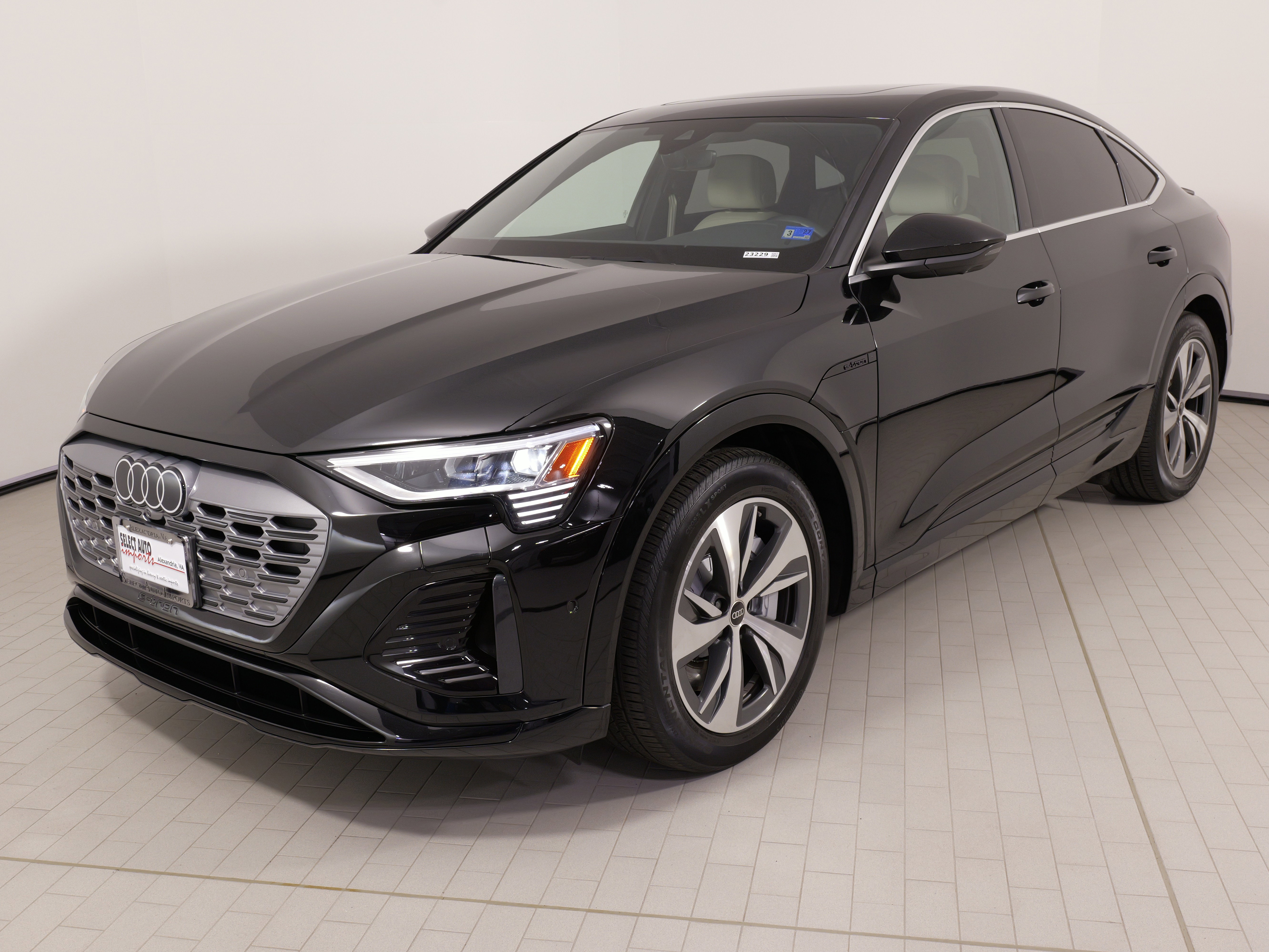 Used 2024 Audi Q8 e-tron Premium Plus w/ Premium Plus Package image 3