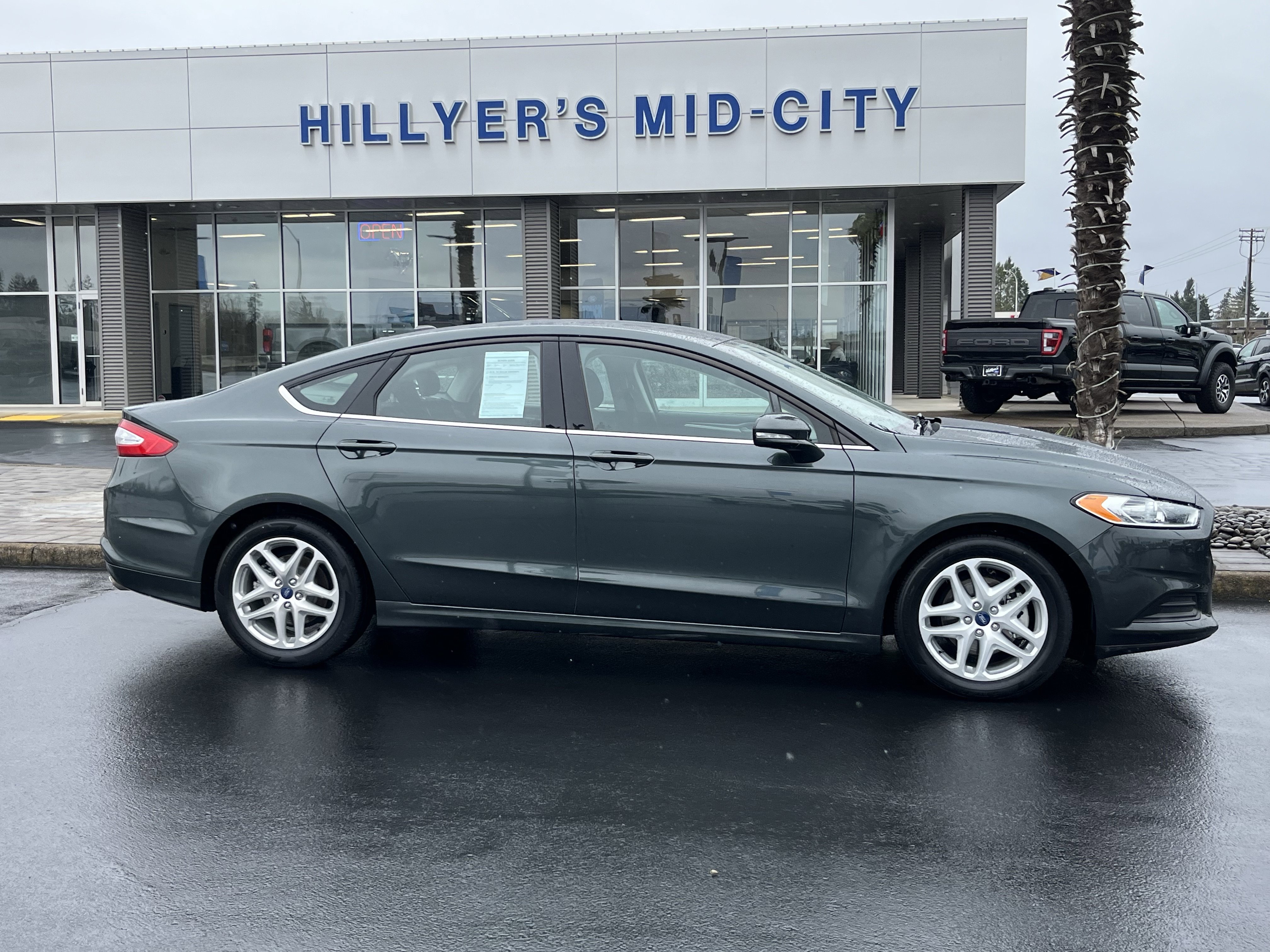 Used 2015 Ford Fusion SE image 2