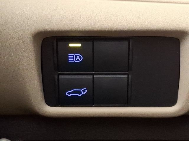Used 2020 Toyota Highlander XLE AWD/4WD image 25
