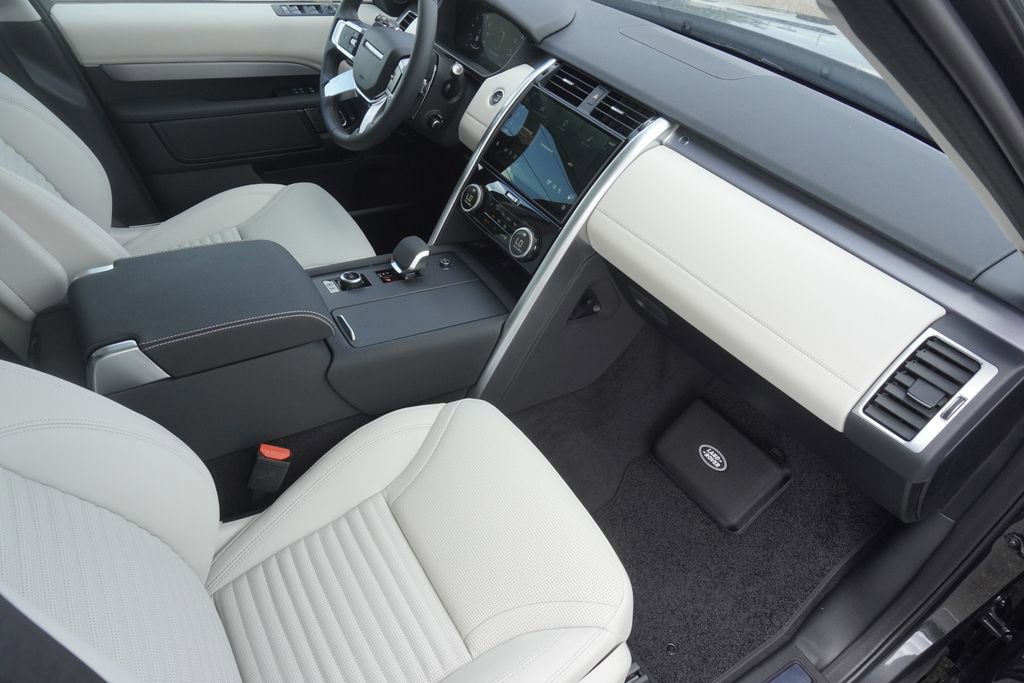 New 2025 Land Rover Discovery Dynamic SE image 22