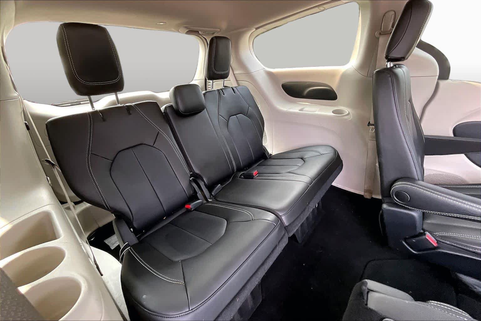 Used 2023 Chrysler Pacifica Touring-L FWD image 18