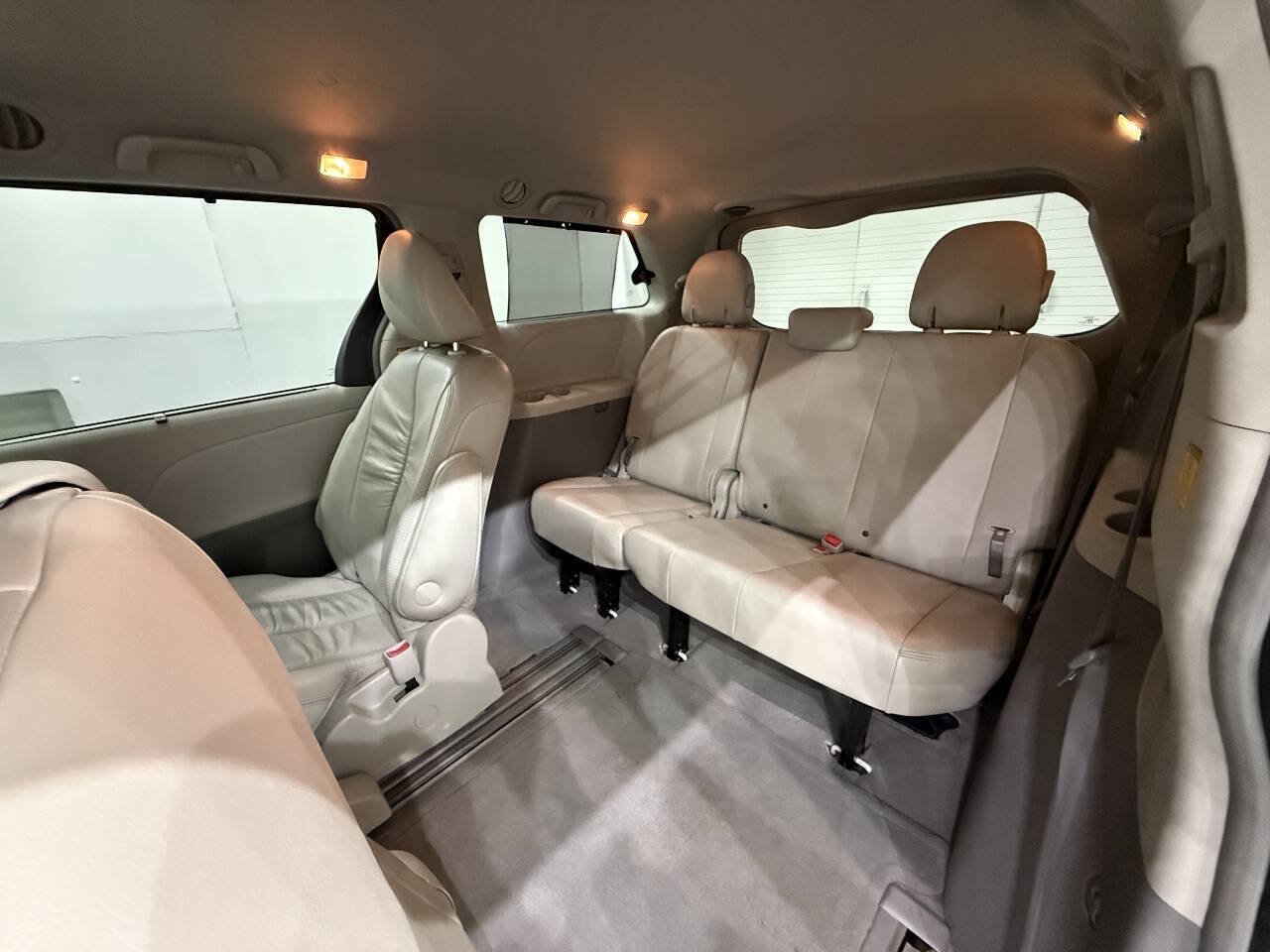Used 2011 Toyota Sienna XLE FWD image 18