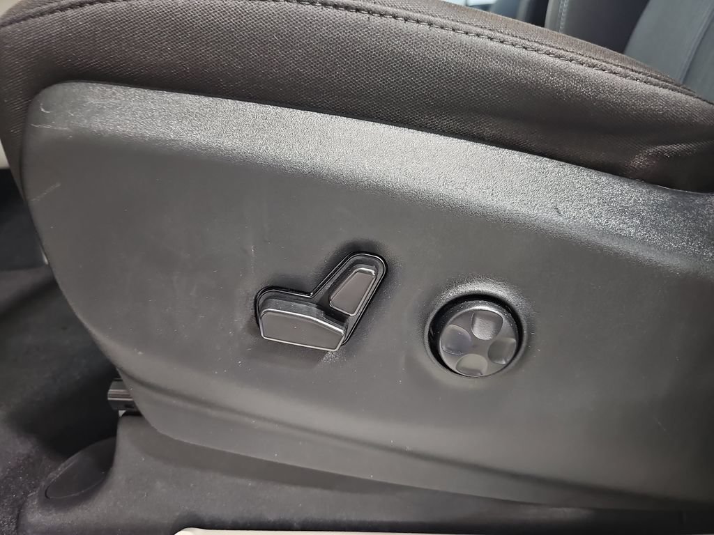 Used 2023 Chrysler Voyager LX FWD image 29
