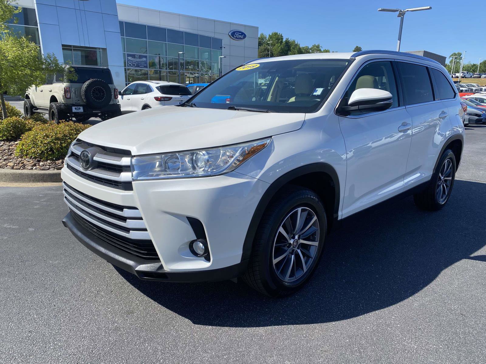 Used 2019 Toyota Highlander XLE FWD image 3