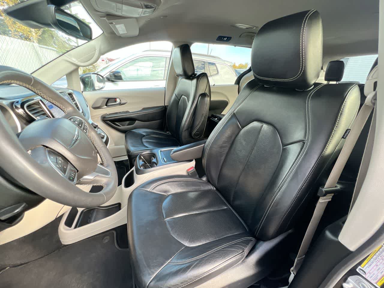 Used 2022 Chrysler Pacifica Touring-L FWD image 11