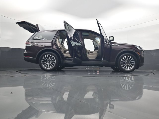 Used 2023 Lincoln Aviator AWD w/ Premium Package image 34