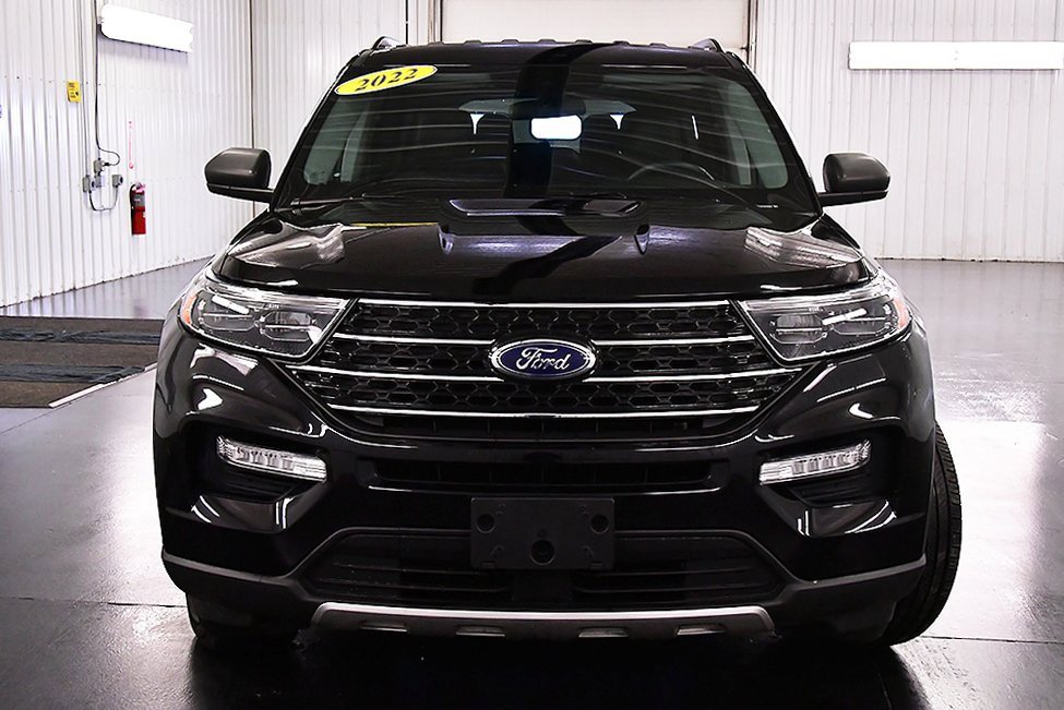 Used 2022 Ford Explorer XLT w/ Equipment Group 202A image 2