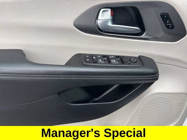 Used 2023 Chrysler Pacifica Touring-L FWD image 12