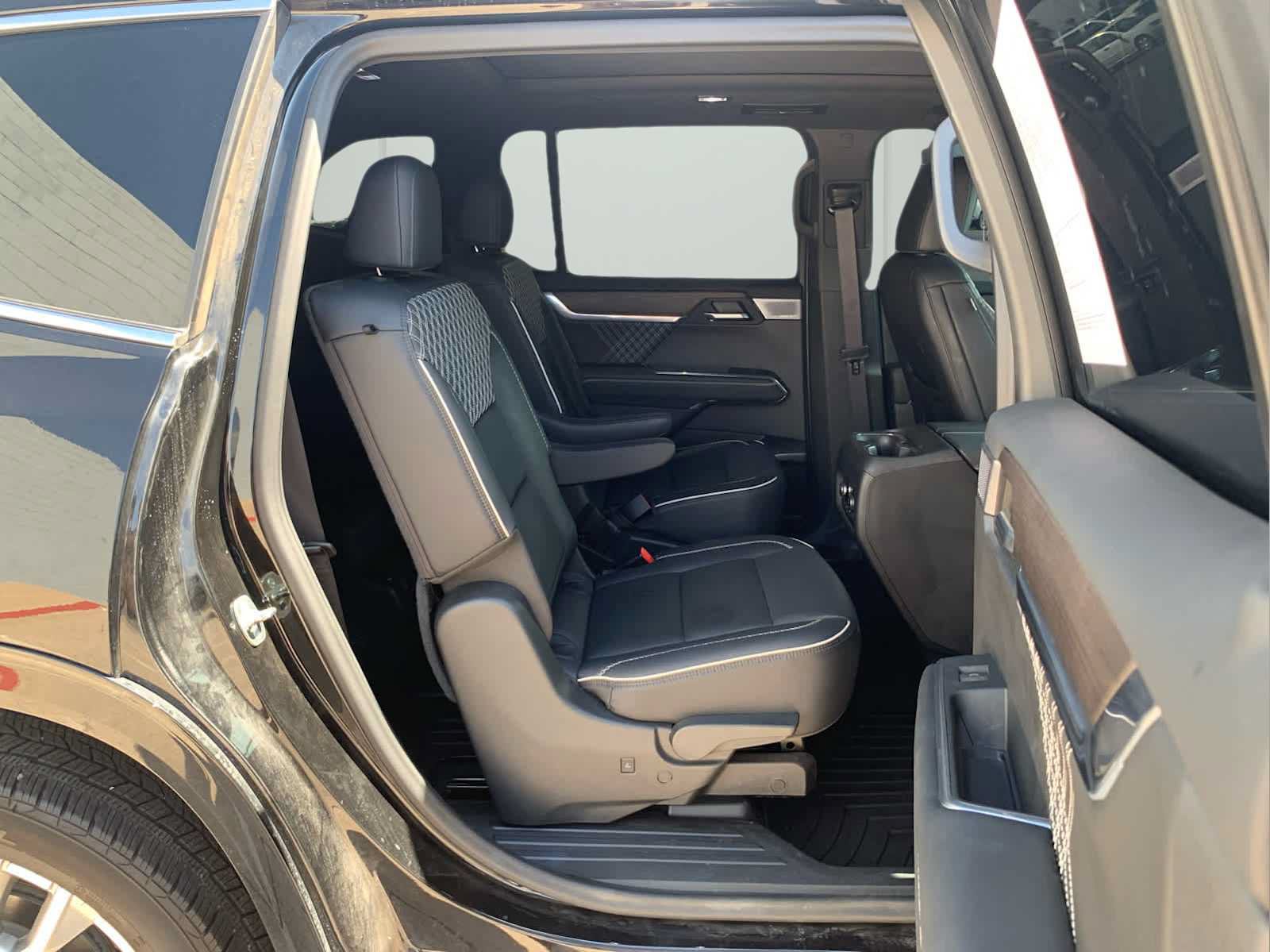 Used 2024 GMC Acadia Denali w/ Super Cruise Package FWD image 16