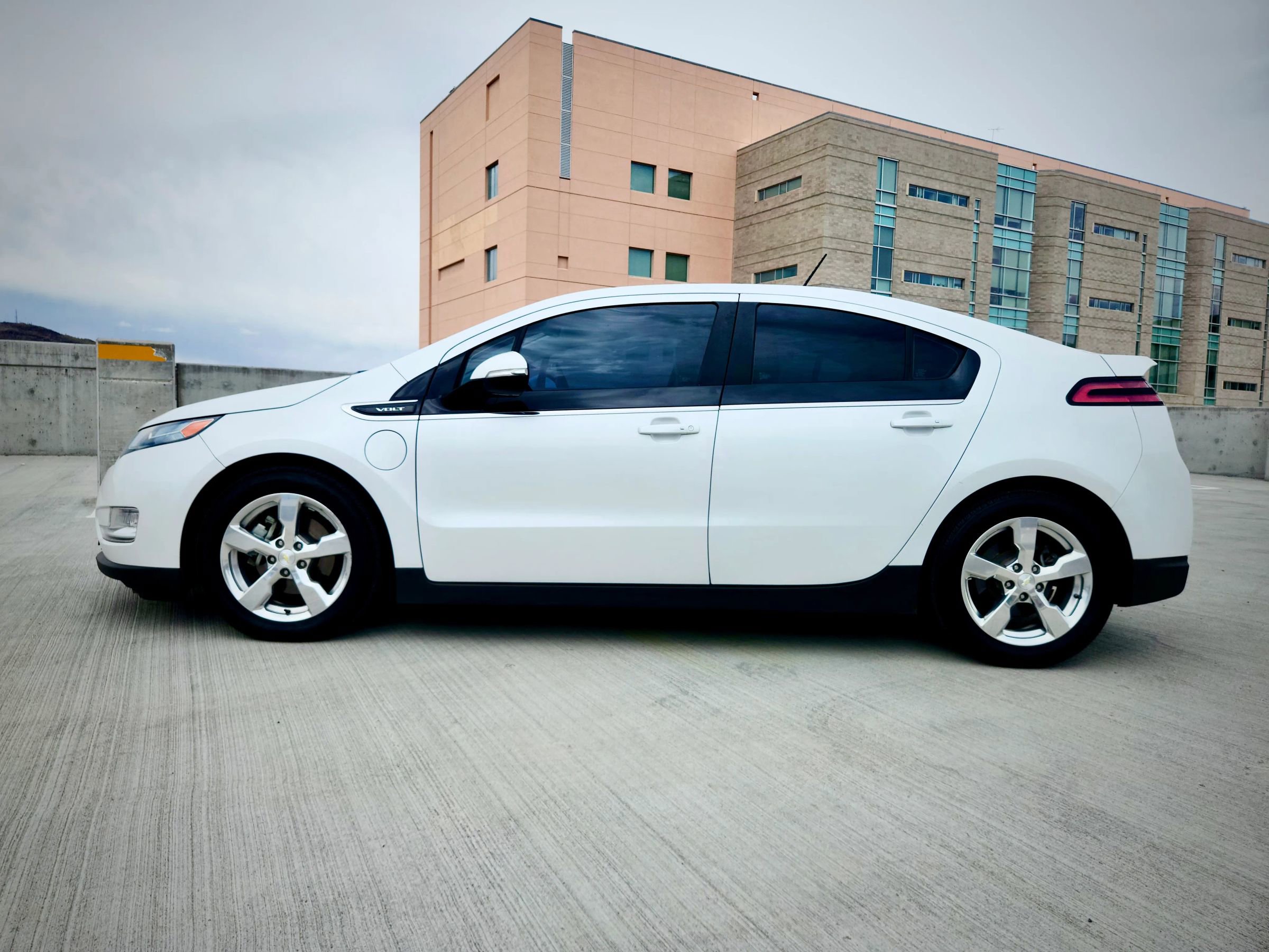 Used 2015 Chevrolet Volt Premium w/ Premium Trim Package FWD image 2