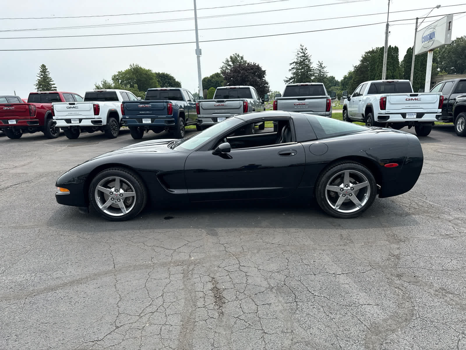 Used 2002 Chevrolet Corvette Coupe w/ Preferred Equipment Group1 RWD image 2