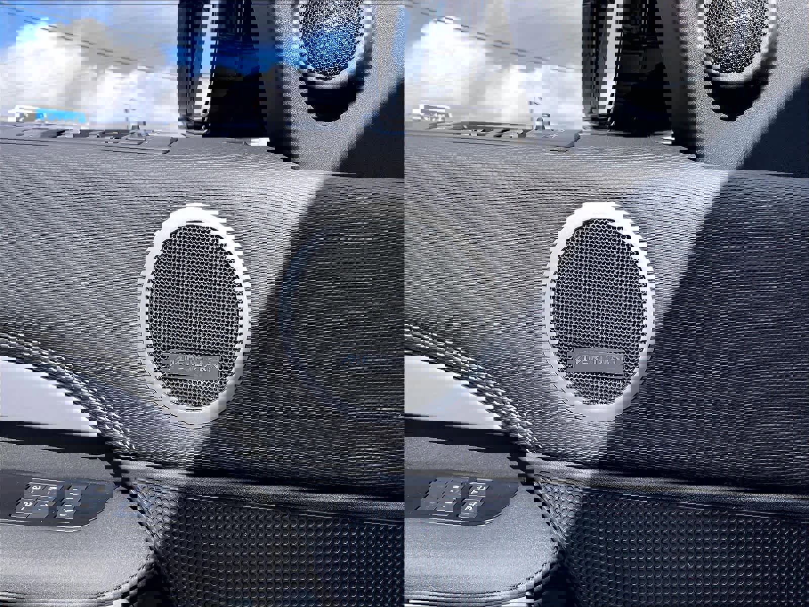 Used 2025 Land Rover Discovery Dynamic SE image 33