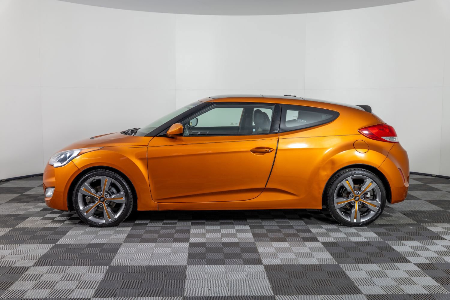 Used 2012 Hyundai Veloster w/ Style Pkg image 3