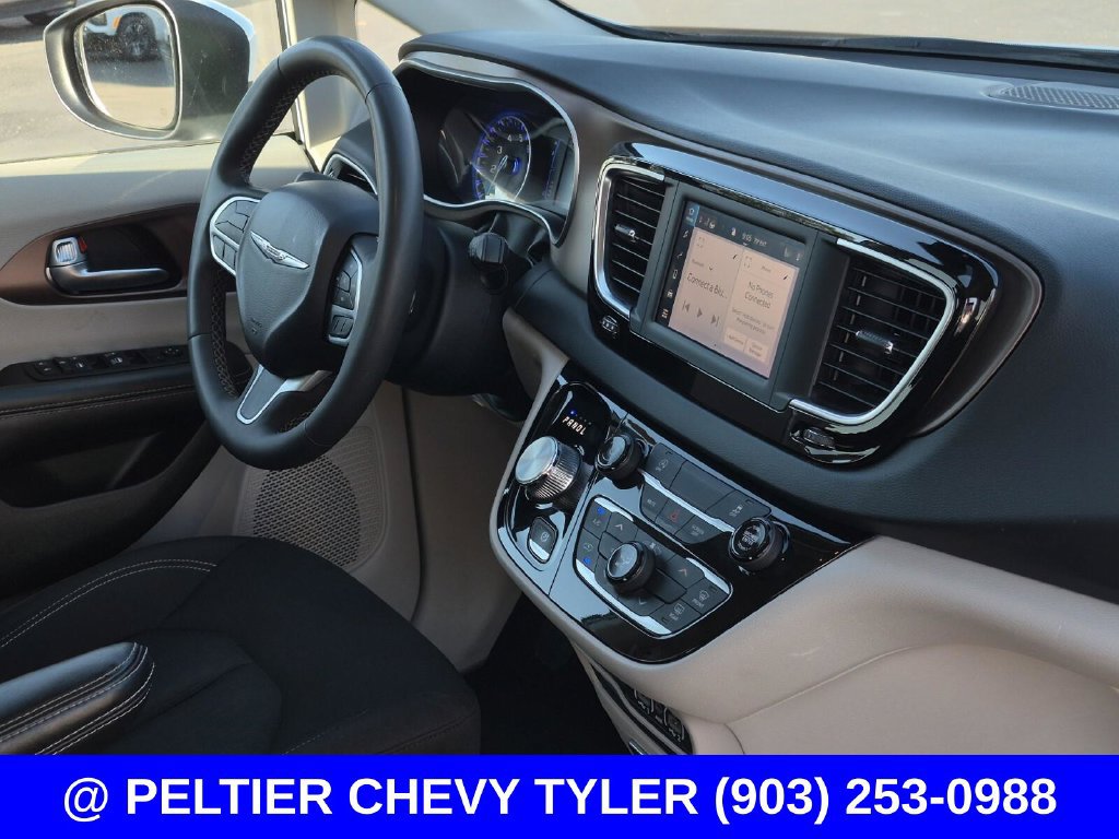Used 2023 Chrysler Voyager LX FWD image 10