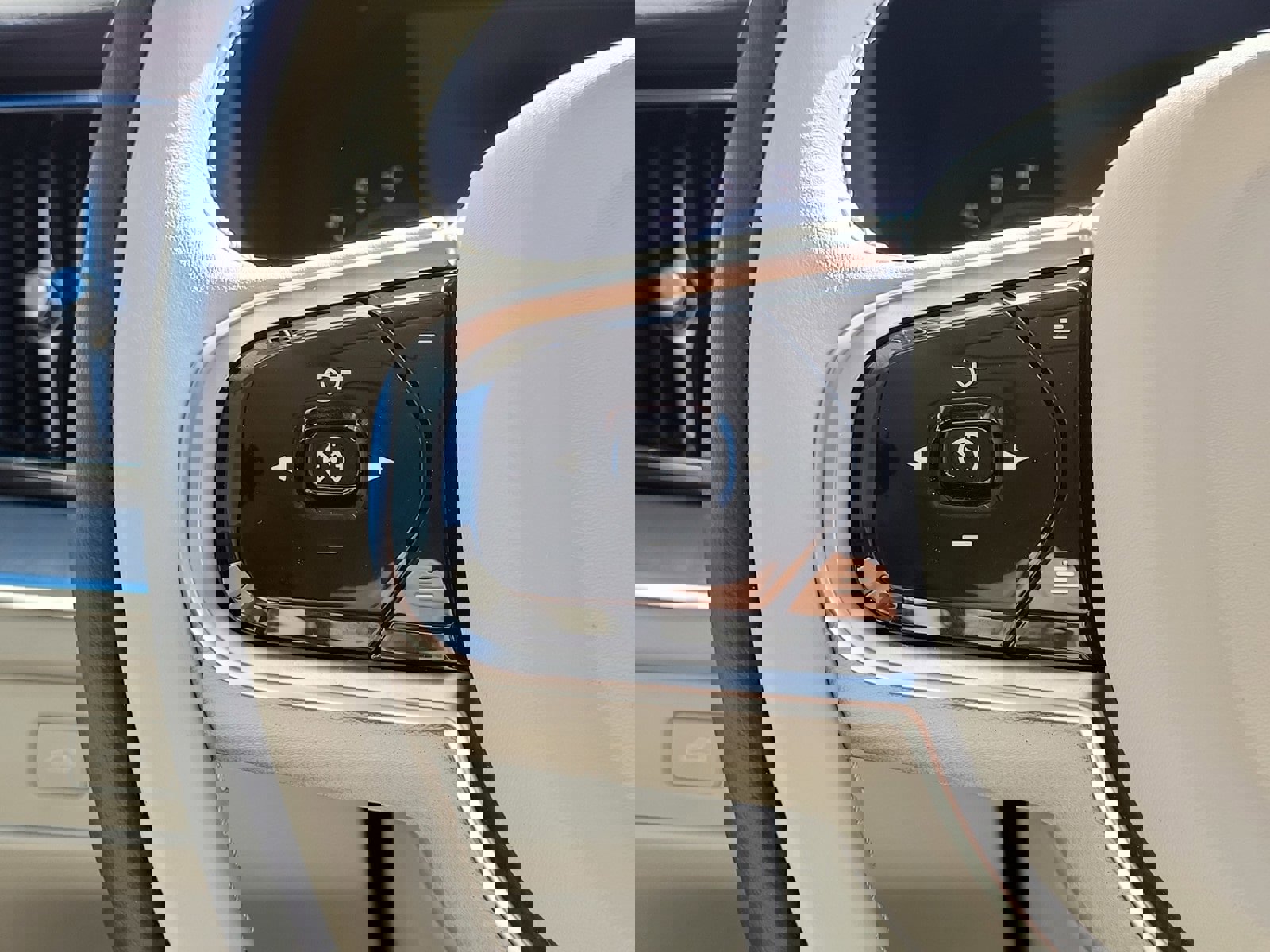 Certified 2024 Volvo XC60 T8 Ultimate w/ Protection Package Premier image 19