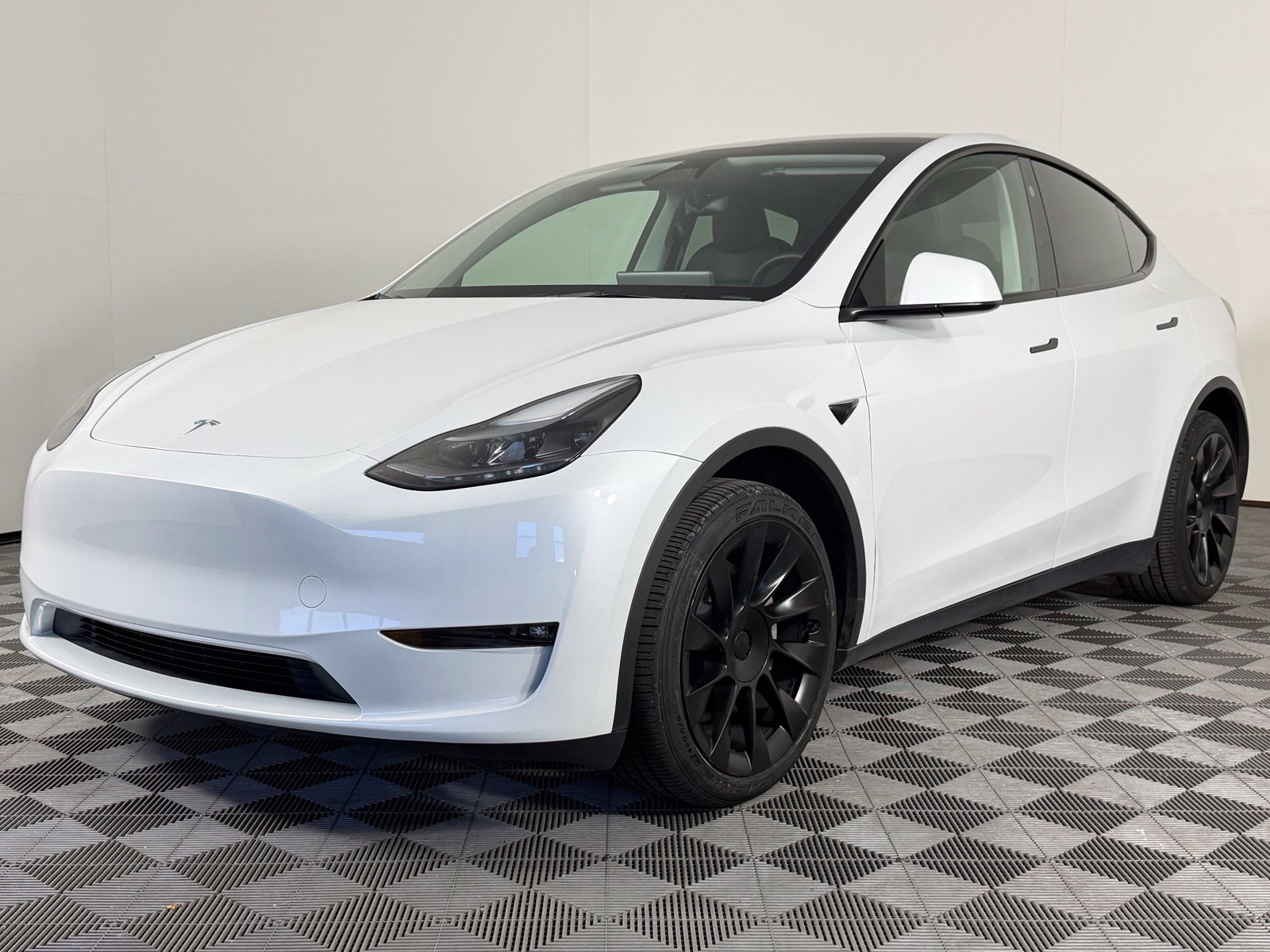 Used 2024 Tesla Model Y Long Range AWD/4WD image 4