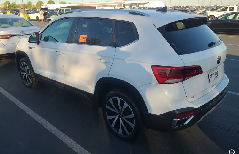Used 2022 Volkswagen Taos SE FWD image 2