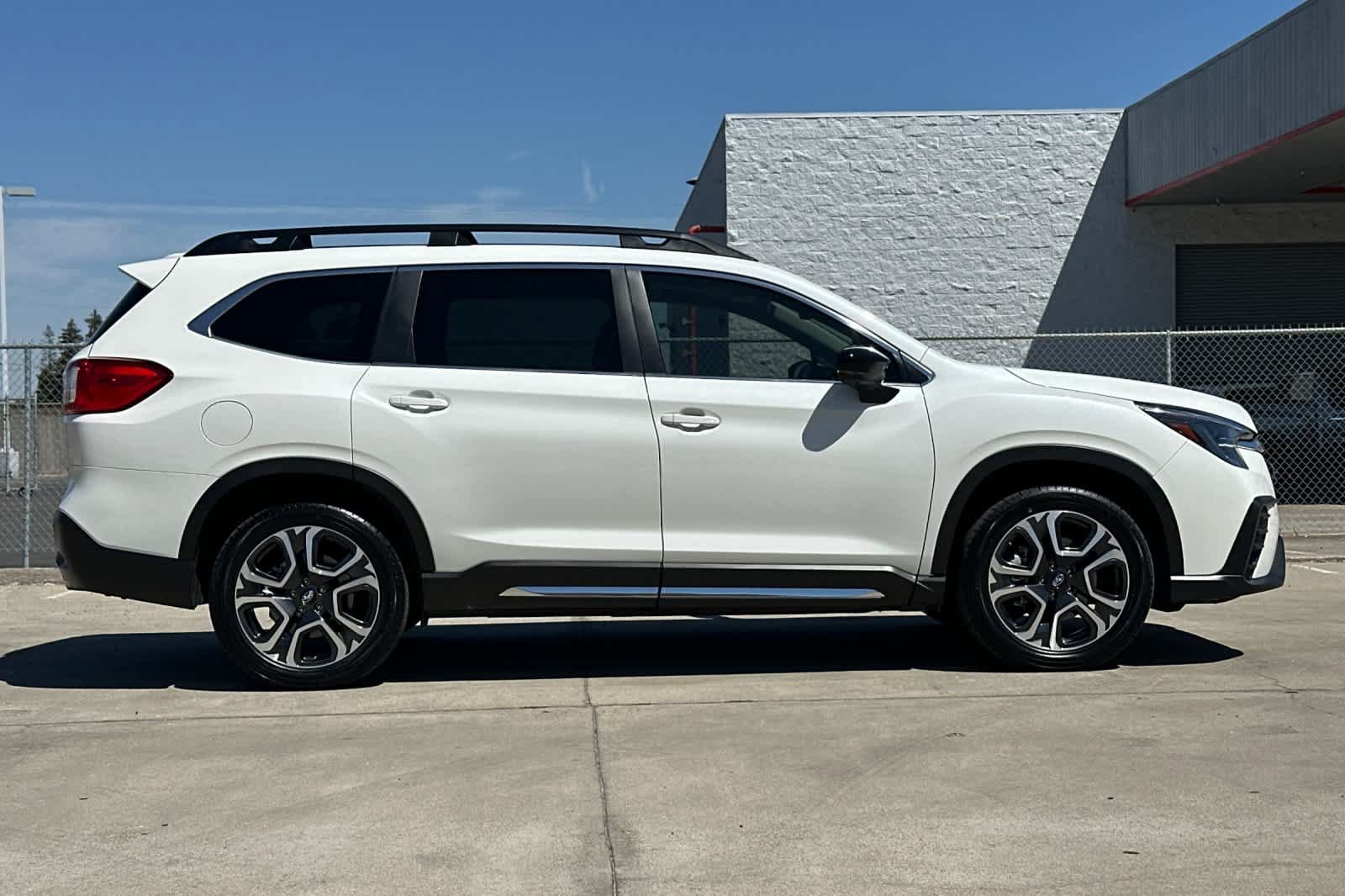 Used 2025 Subaru Ascent Limited AWD/4WD image 2
