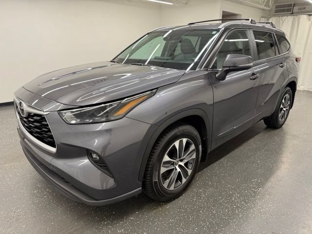 Used 2023 Toyota Highlander XLE AWD/4WD image 5