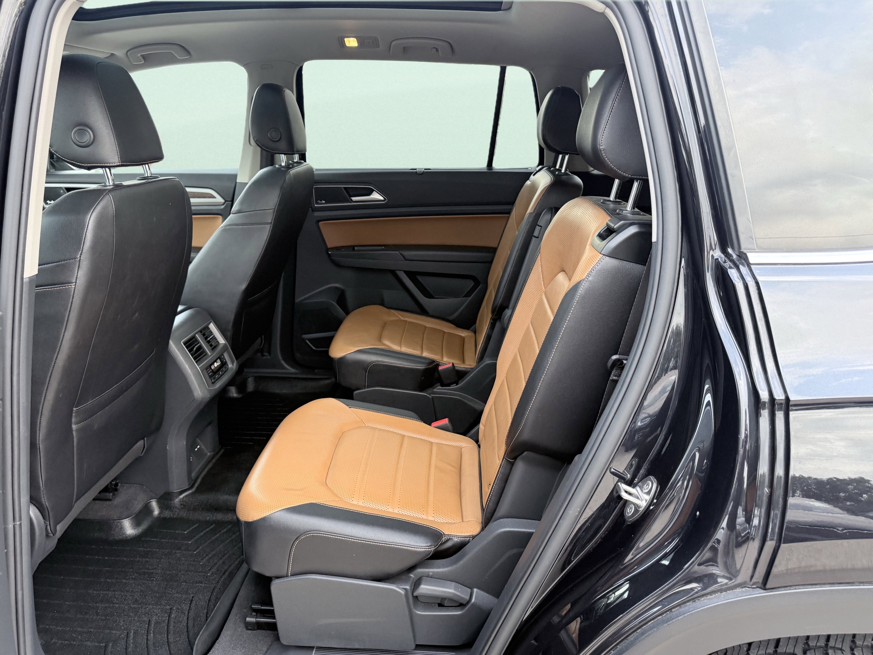 Used 2018 Volkswagen Atlas SEL Premium image 34