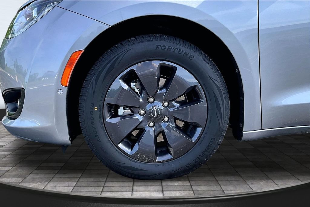 Used 2020 Chrysler Pacifica Limited w/ Advanced Safetytec Group FWD image 9