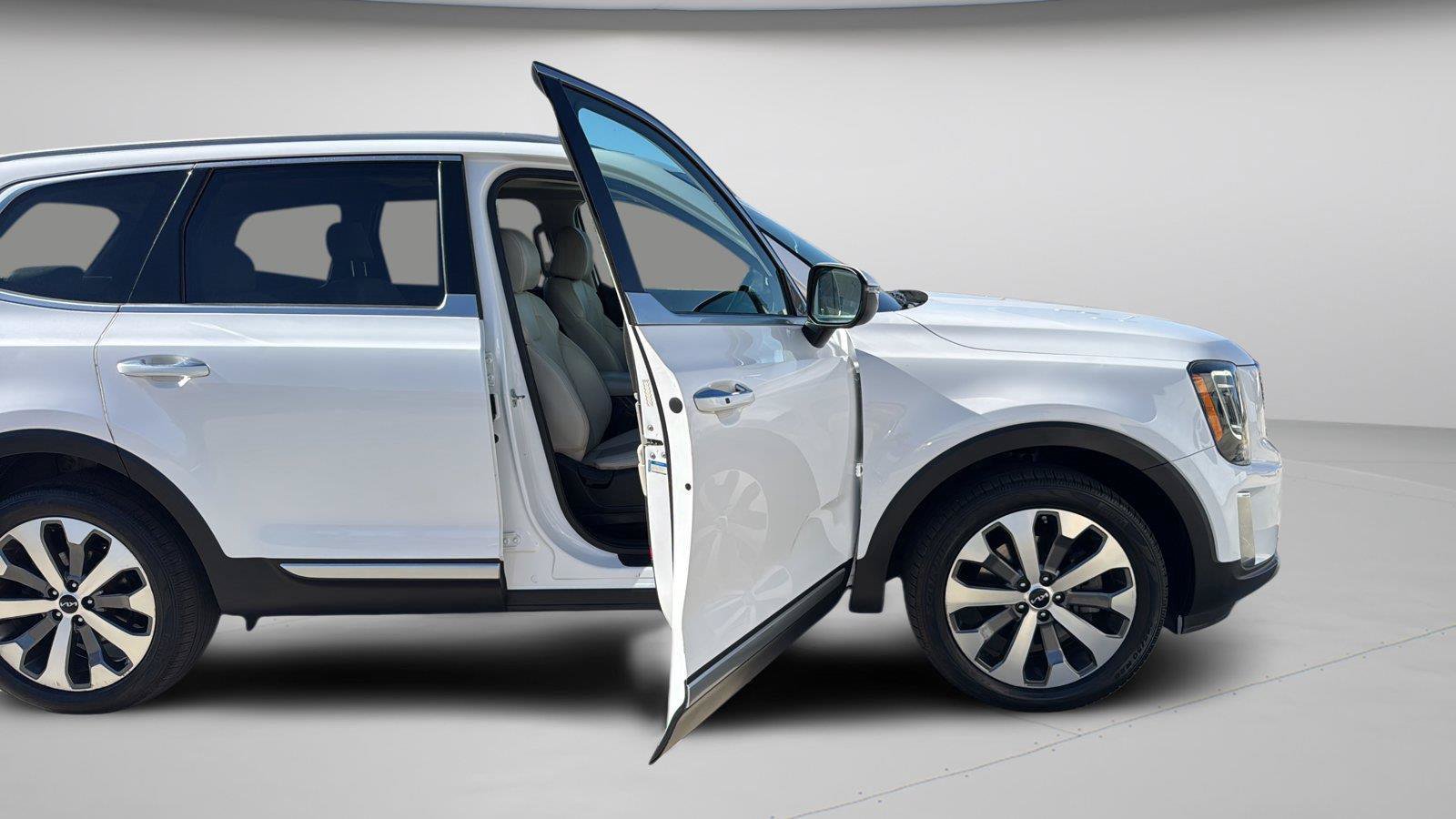 Used 2022 Kia Telluride S FWD image 9