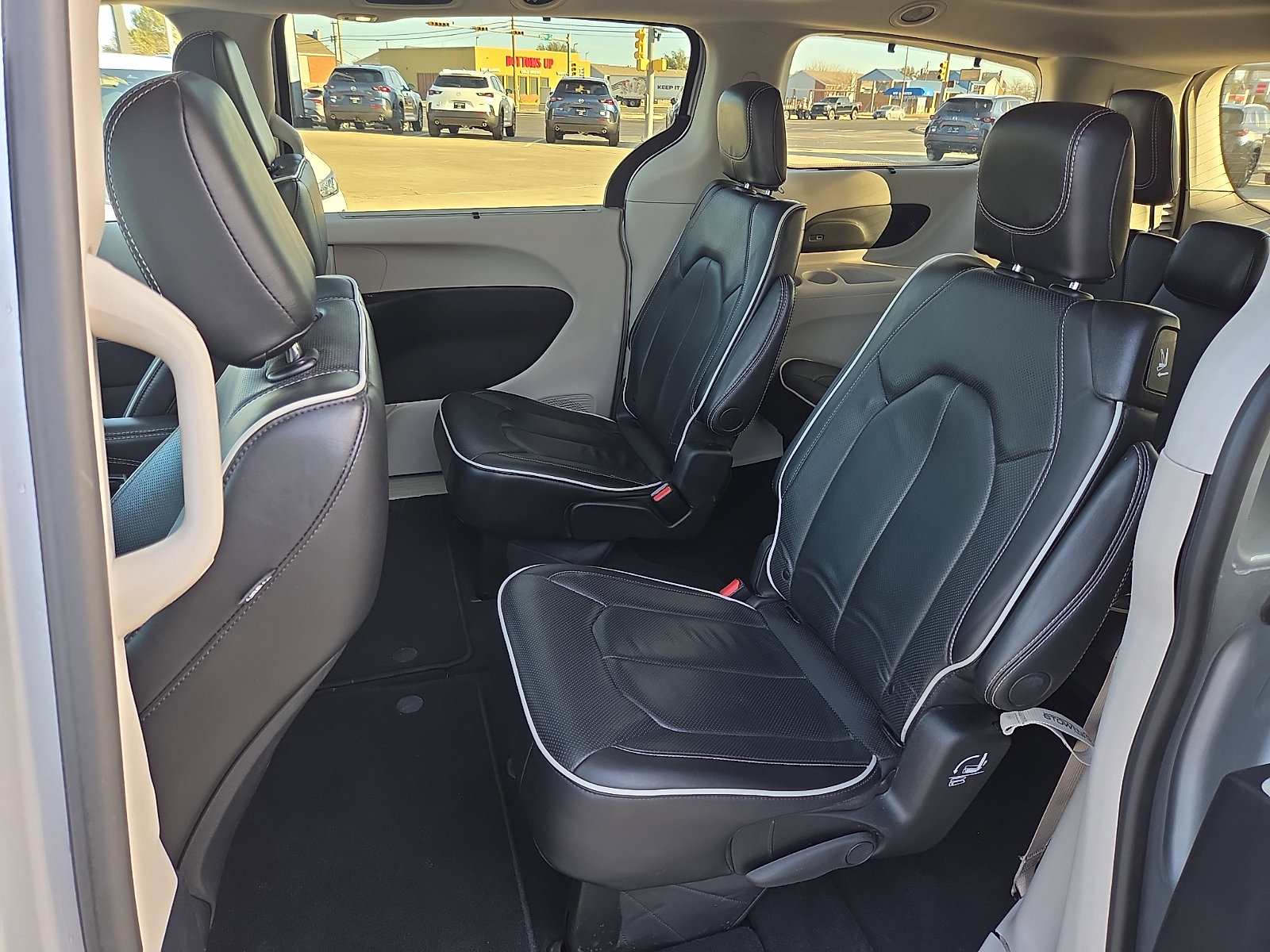 Used 2024 Chrysler Pacifica Limited image 9