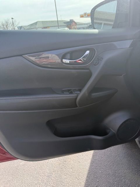 Used 2018 Nissan Rogue SV image 9
