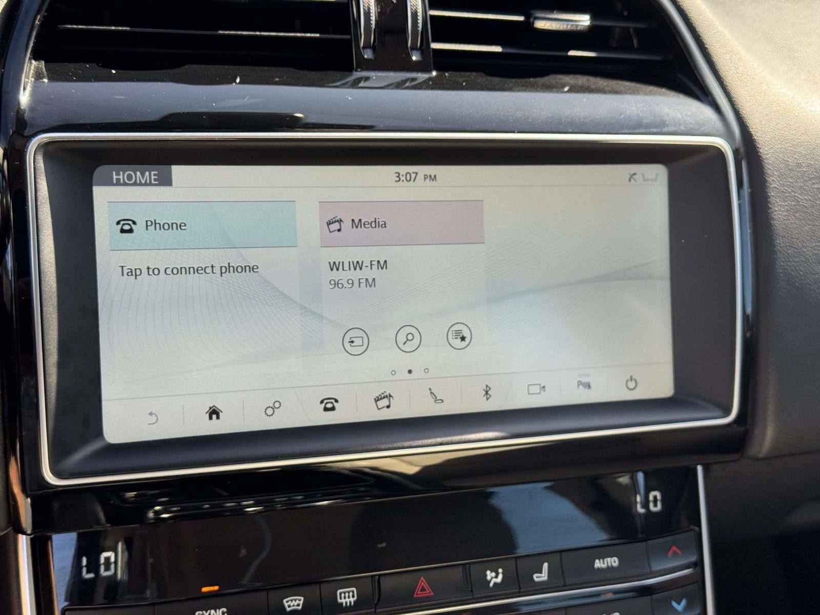 Used 2019 Jaguar XE Premium AWD/4WD image 23