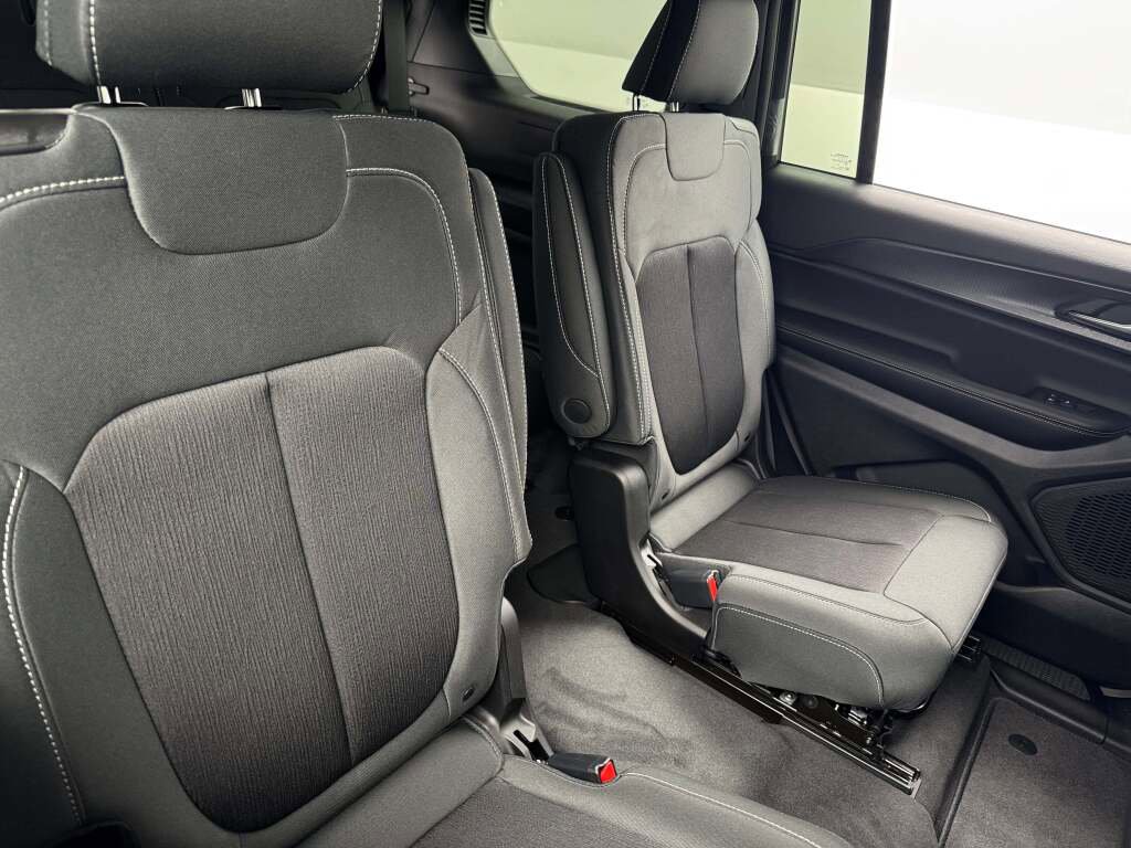 New 2025 Jeep Grand Cherokee L Laredo image 21