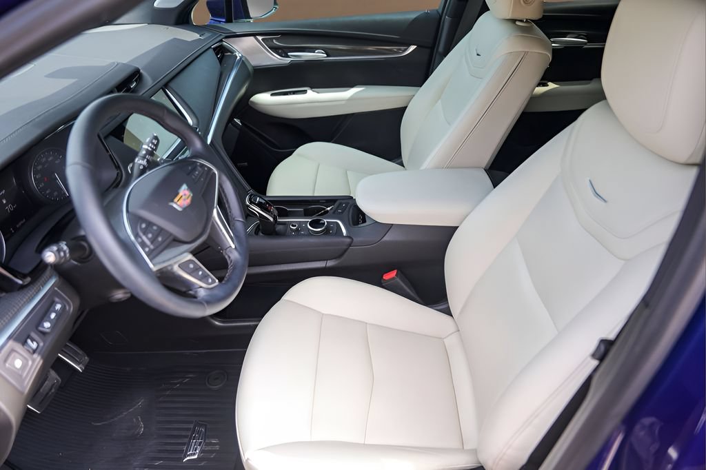 Certified 2025 Cadillac XT5 Sportv w/ Technology Package AWD/4WD image 9