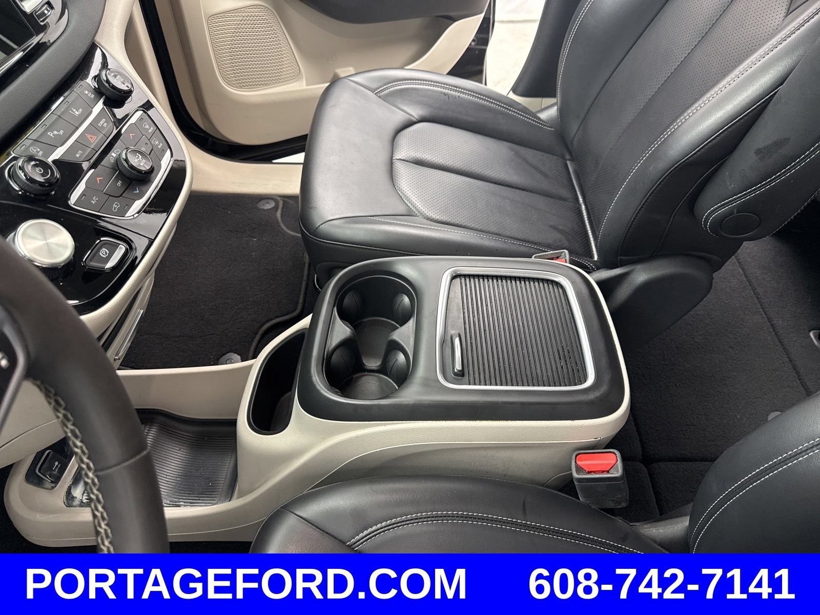 Used 2023 Chrysler Pacifica Touring-L FWD image 19