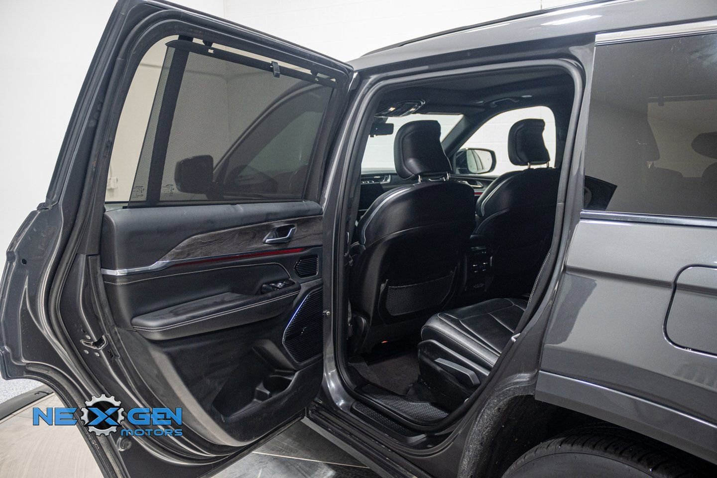 Used 2021 Jeep Grand Cherokee L Overland w/ Luxury Tech Group IV AWD/4WD image 27
