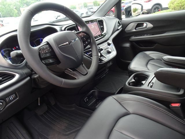 Used 2024 Chrysler Pacifica Limited w/ Uconnect Theater Family Group FWD image 12