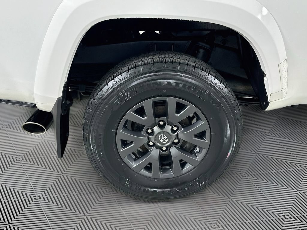 Used 2020 Toyota Tacoma SR5 AWD/4WD image 16