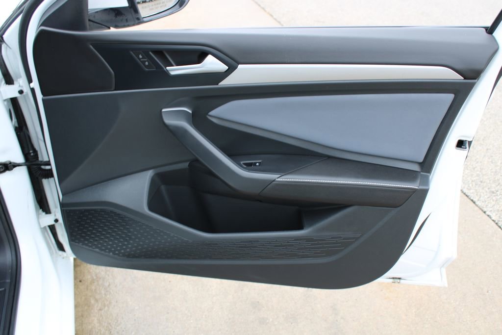 Certified 2025 Volkswagen Jetta SE w/ Black Wheel Package FWD image 25
