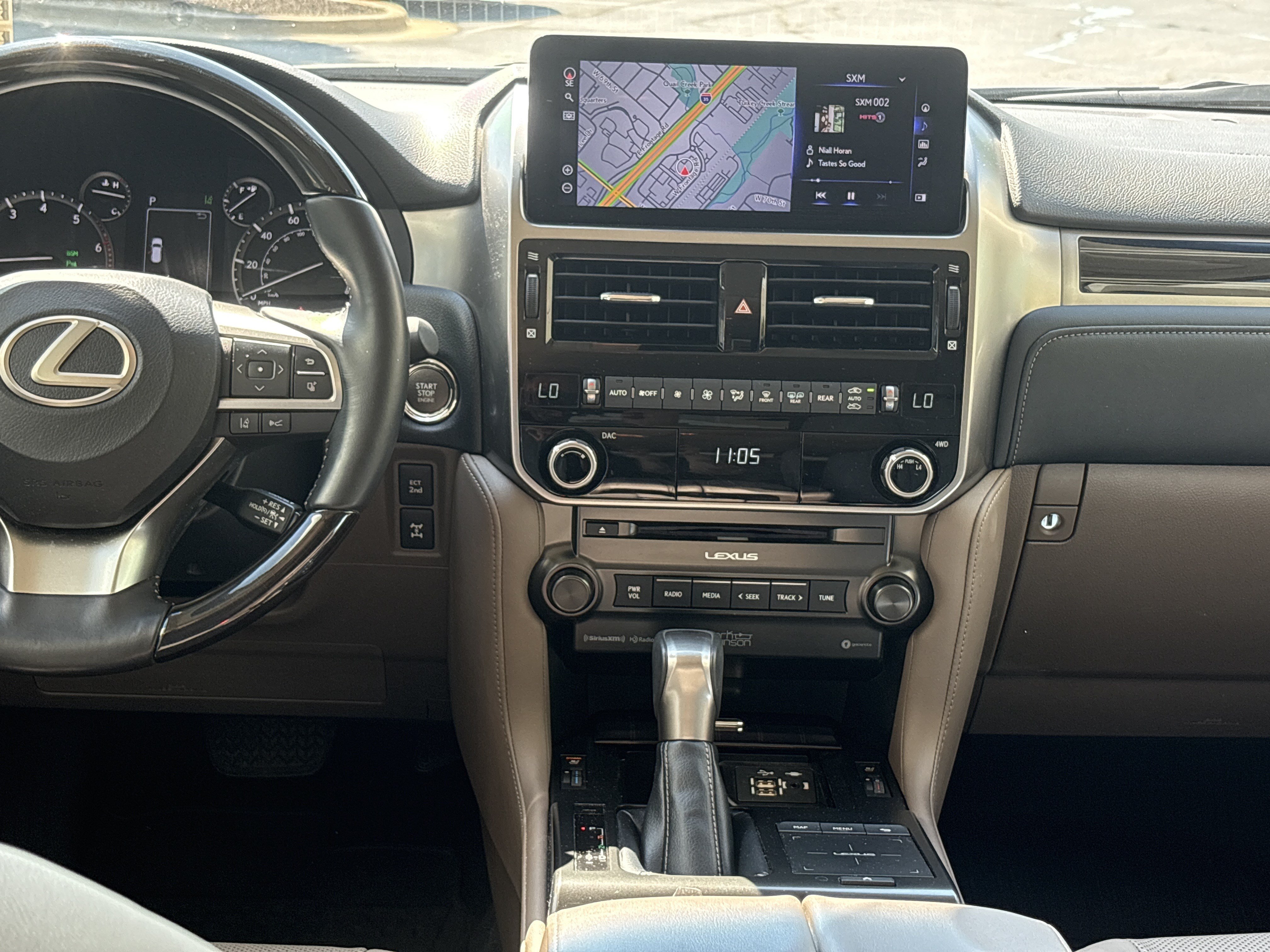 Used 2023 Lexus GX 460 Premium w/ Accessory Package AWD/4WD image 30