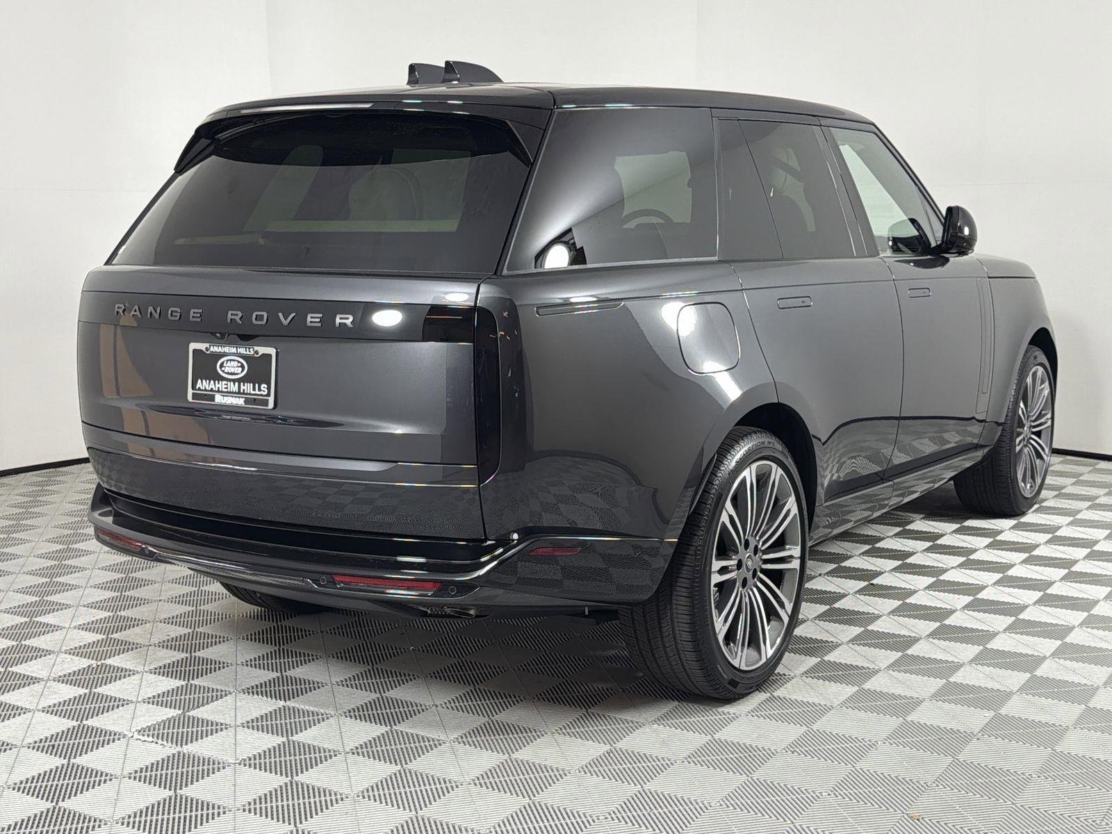 New 2025 Land Rover Range Rover SE image 5