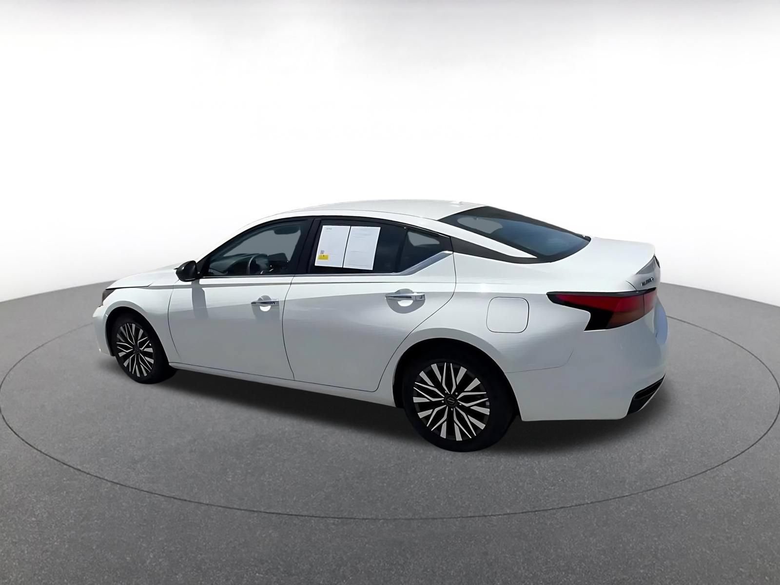Used 2025 Nissan Altima 2.5 SV FWD image 9