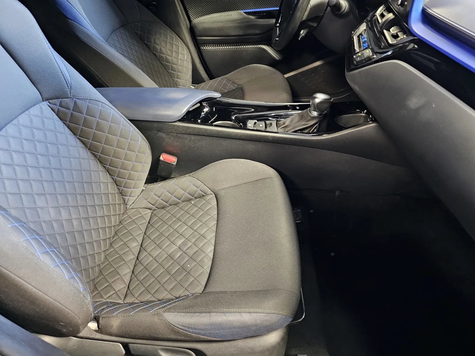 Used 2022 Toyota C-HR XLE FWD image 7