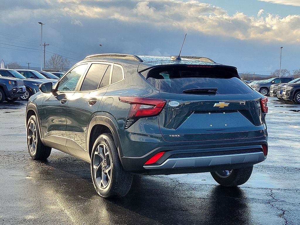 Used 2025 Chevrolet Trax LT w/ Driver Confidence Package image 4