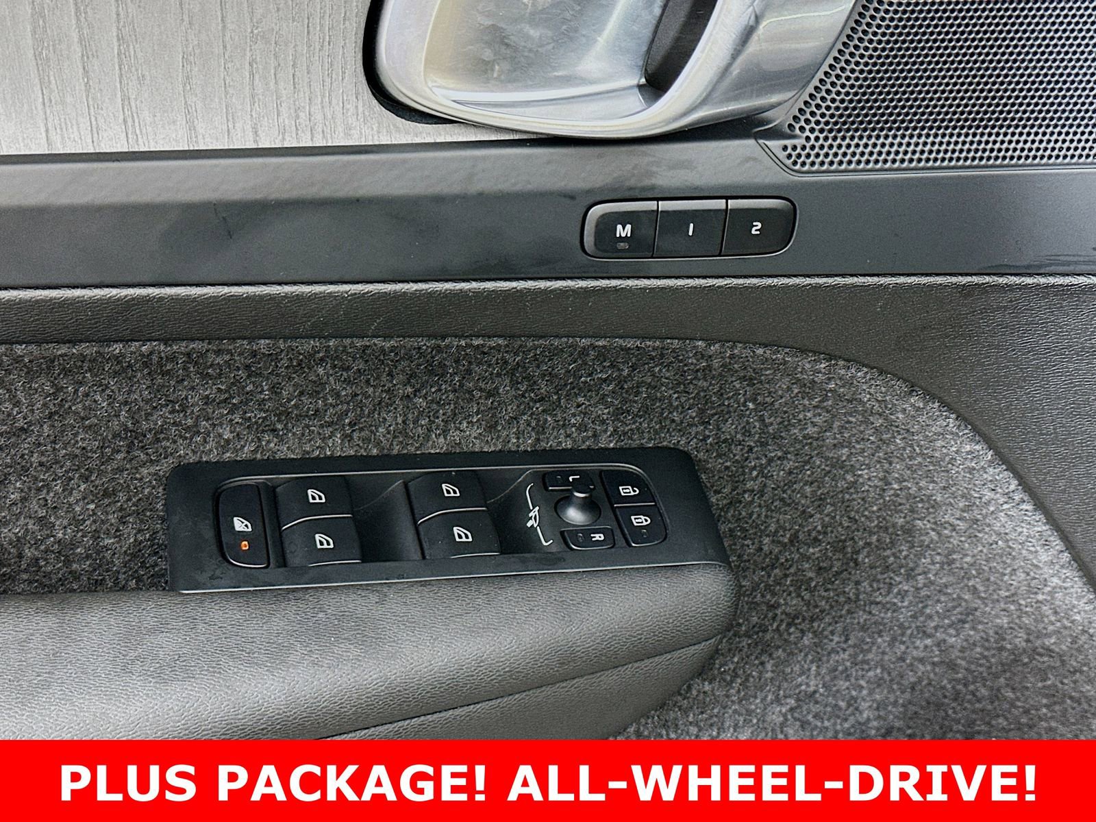 Used 2025 Volvo XC40 B5 Plus image 29