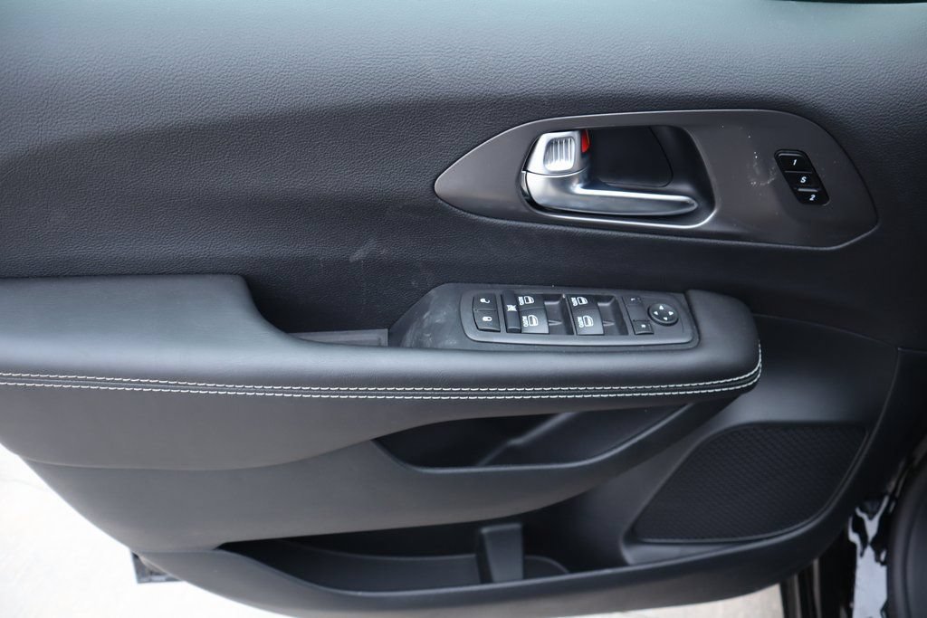 New 2026 Chrysler Pacifica Select FWD image 16